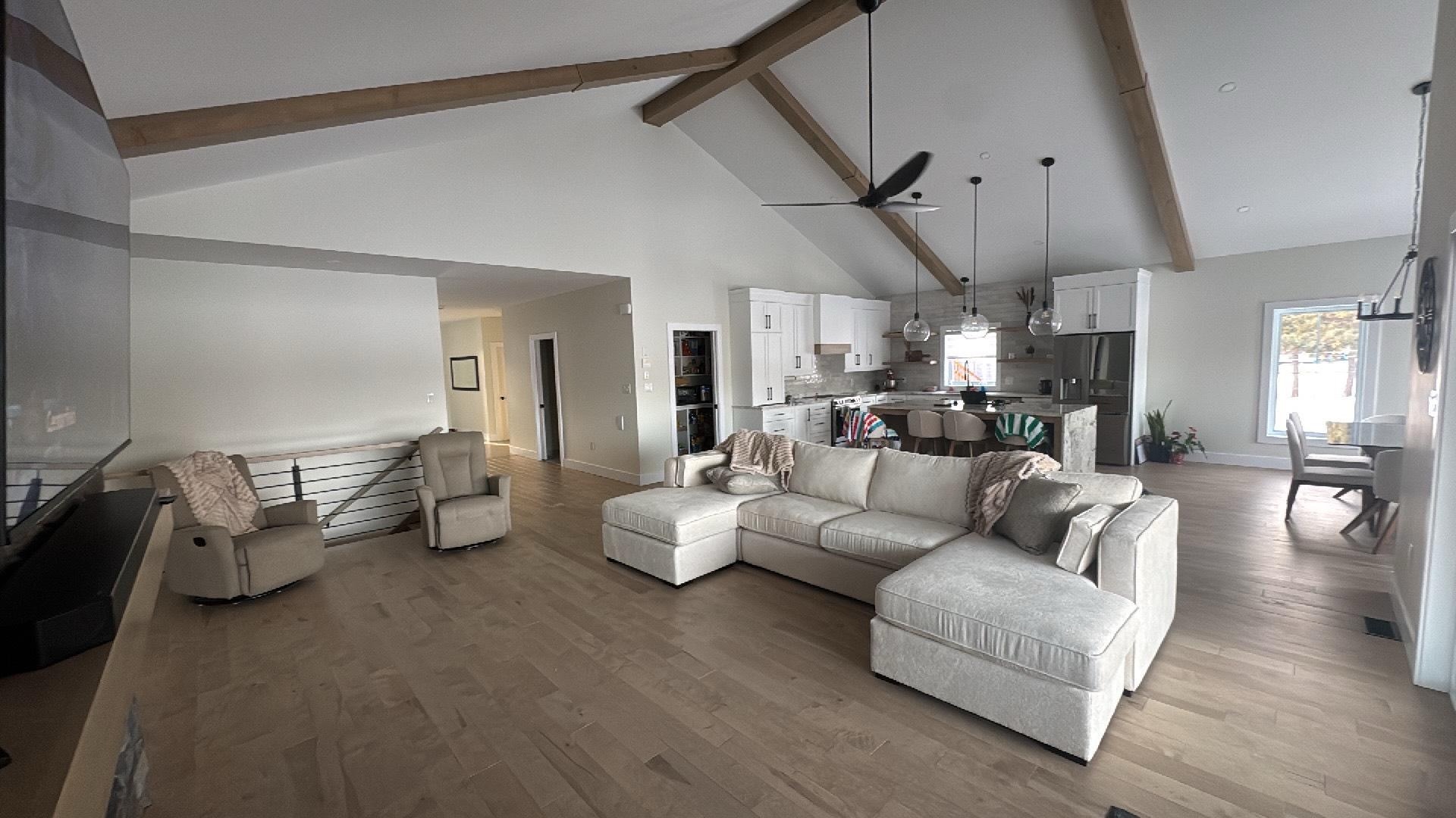 Corridor clair menant aux chambres chez Haven 34