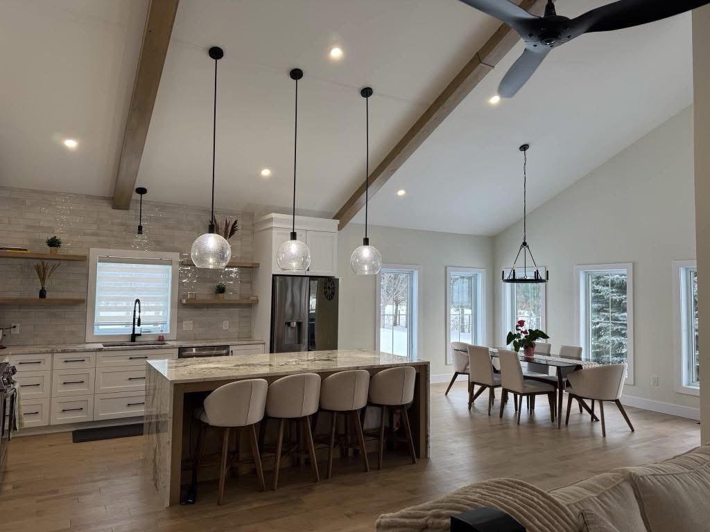 Cuisine et salle à manger lumineuses chez Haven 34