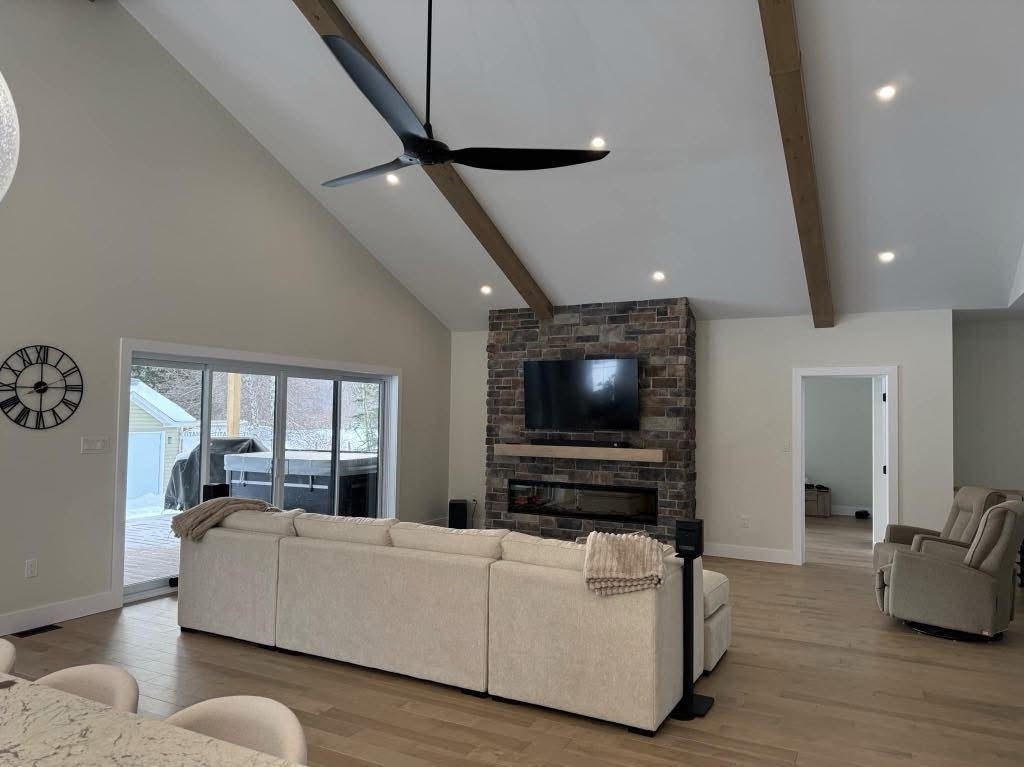 Salon principal avec foyer chez Haven 34